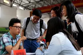 高校辅导员12月开始招聘，应、往届均可，满足3个条件即可报考图片