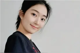 “中国花滑第一美女”李子君：颜值高学历高，晒孕肚笑容甜蜜图片