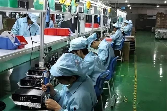 富士康11连跳的原因,"中国电科加班事件大反转",我们在意的真的是被"