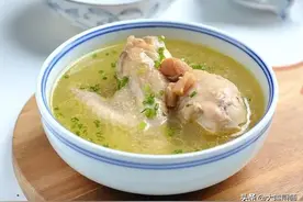 炖鸡汤，牢记“2做3不加”，鸡肉鲜嫩爽滑，鸡汤金黄鲜美，真好喝图片