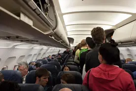 东北大妈坐飞机强换座，发飙要吐窗边女孩一身，结局她很满意图片