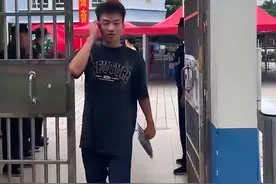 高考第二天结束，海口第一位考生走出考场：我感觉英语很简单，没想到自己是第一个出来图片