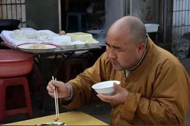和尚们每天吃素，为何个个都是肥头大耳？看看他们的伙食就懂了图片
