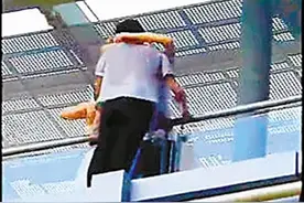 2011年，四川16岁小伙绝望下欲跳桥，19岁少女献上一吻成功救人图片