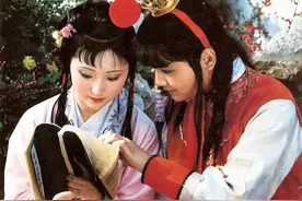 同演“宝黛读西厢”，老版美如诗画，新版镜头怼脸怼嘴怼胸太猥琐图片