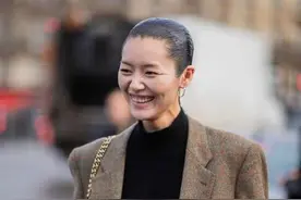 刘雯的开春穿搭真飒！西装配牛仔裤挺清爽，“大油头”却没法模仿图片