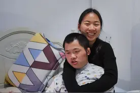 27岁女孩每晚与23岁弟弟同睡，至今不找男友：我就和弟弟过一辈子图片