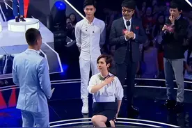 十位明星尴尬名场面：海清下跪表白欧豪，斯琴高娃现场翻白眼图片