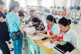 武乡农商行进校园代收学费图片