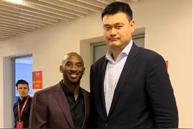 和姚明合影的NBA球星：詹姆斯像普通人，300斤奥尼尔都小鸟依人图片