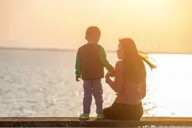 母亲把8000的羽绒服说成200，儿子感到不解，母亲这样告诉他图片