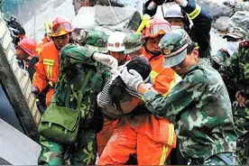 汶川地震22岁女孩被40岁大叔救下，为了报恩以身相许。图片