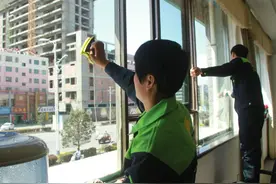 擦玻璃别单用水，跟保洁阿姨学一招，干净又透亮，一点灰尘也不留图片