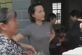 董卿不愧是气质美人，素颜穿基础款回农村吃席，站人群中依然惊艳图片