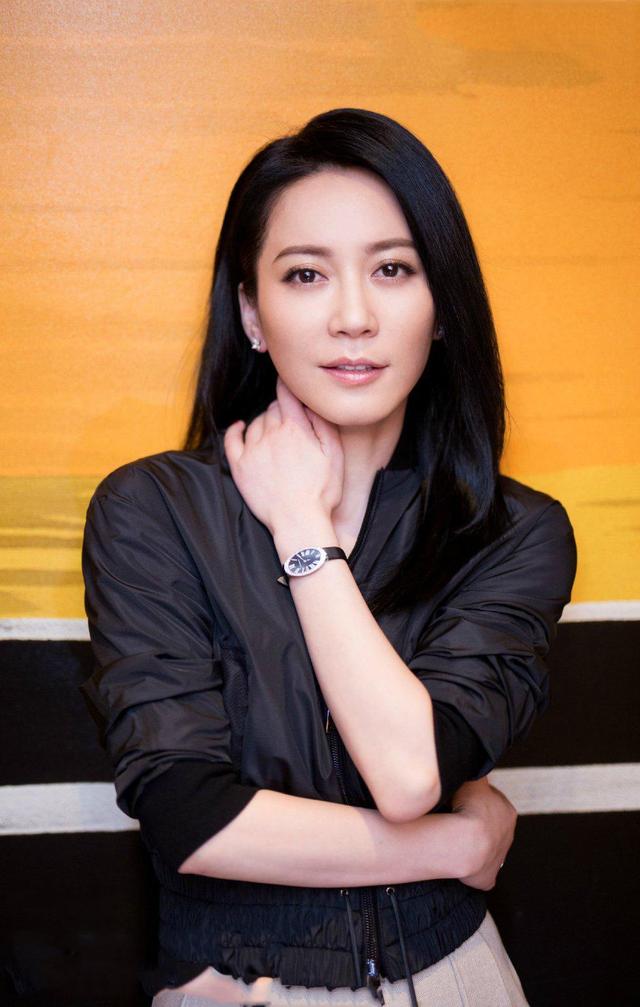 内地娱乐圈7位年逾50仍未婚的著名女星，谁让她们变成了这样？