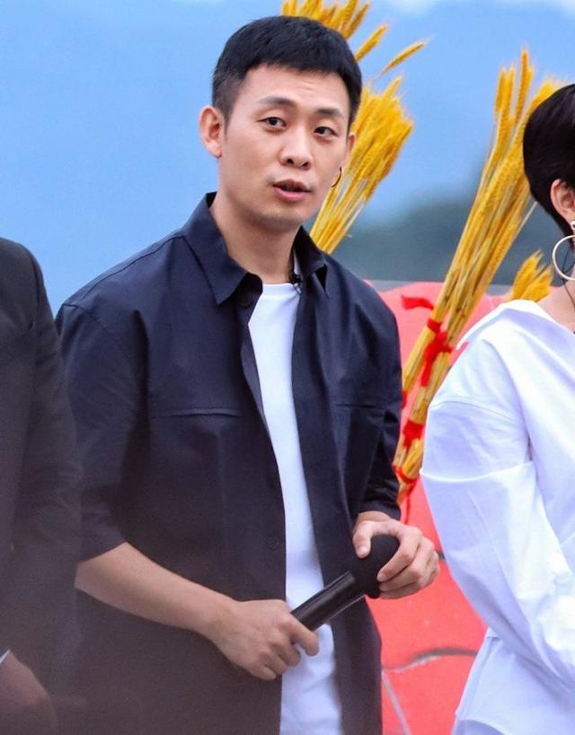 看了45岁张译的穿搭,我发现:中年男人"反油腻"比扮嫩更显气质