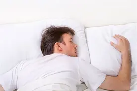 左侧卧睡伤心？右侧卧睡伤肝？到底哪种睡姿最好？看完您就知道了图片