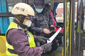 开学首日5岁女孩校门口哭泣，民警手牵手将她送进学校，上海警方全力护航春季开学图片