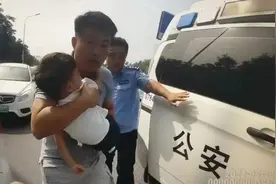 【我为群众办实事】天津街头警车被拦！接下来的一幕……太帅了！图片