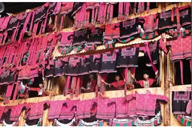 龙胜：六月六晒衣 “红色海洋”照亮梯田人家图片