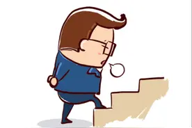 校长让老教师捡起楼梯的半片废纸；老教师装作没听见！扭头走了图片