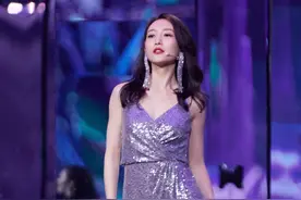 王鸥女神脚踩高跟鞋美照图片
