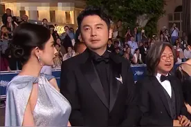 杨幂戛纳红毯“狂躲”C位，章子怡眼神不屑，雷佳音反应太真实图片
