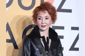 张曼玉气场太强了，这身“皮衣+渔网袜”造型，就她能穿出国际范图片