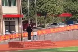 中学老师迟到被罚站，“直到抓到其他迟到老师和学生”？校方辟谣：完全系杜撰，纯属娱乐大众图片