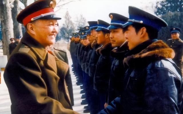 洪学智晚年卧病，大儿子前来探望，他质问：你是怎么当的省长