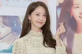 林允儿穿蕾丝淑女连衣裙，搭丝绒高跟鞋挺优雅！温柔卷发复古清新图片