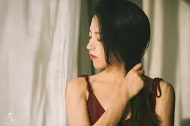 心理学：男人特别迷恋一个女人时，和她是否漂亮、优秀都没关系图片