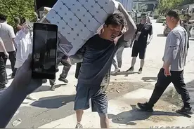 王宝强带物资驰援河北，卸货肩扛手抱不嫌脏，给灾民食品都是名牌图片