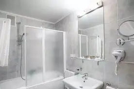 如果你家卫生间也装了钢化玻璃门，那一定要注意：别拿生命开玩笑图片