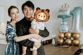 郎朗吉娜庆儿子满一岁，小可爱手抓蛋糕萌态百出，一家三口超幸福图片