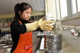 读大学，父母可以不给生活费吗？图片