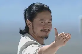 50岁吴京罕爆近况：长发齐肩胡子拉碴显沧桑，现身活动老到认不出图片