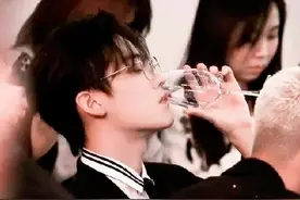 喝水都能撩人，众男星“喝水杀”图片