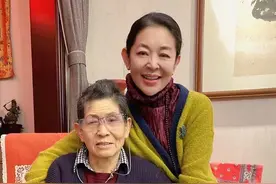 倪萍回青岛娘家过年！与90岁老母亲长相似复制粘贴，老宅内景曝光图片