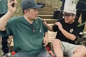 毕福剑近况曝光，现身云南乡村茶庄，满脸沧桑依靠拉二胡画画谋生图片