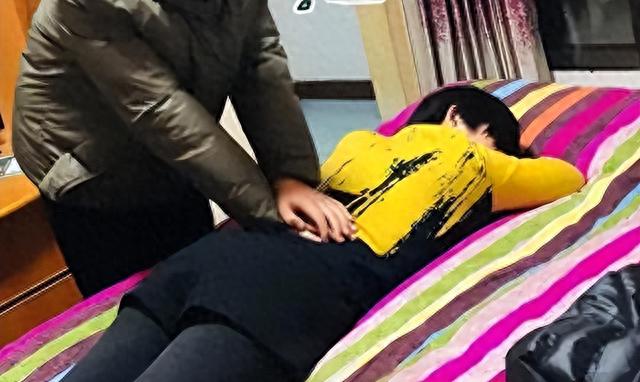 14岁儿子帮妈妈按摩，却按到妈妈敏感部位，儿大要避母！