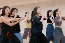 63岁杨丽萍疫情期间不停工，穿长裙跳舞体型消瘦，手指甲长到吓人图片