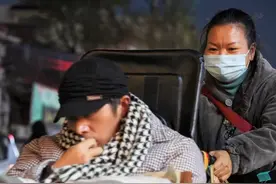 为救3岁小孩摔成“植物人”的河南汉子醒了！在妻子的照顾下经历“重生”和“长大”图片