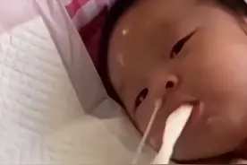 新生宝宝吐奶窒息只因这个小动作，教你正确应对和预防，看完收藏图片
