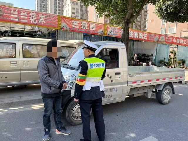 马路不是停车场！汕头交警持续加强停车秩序整治