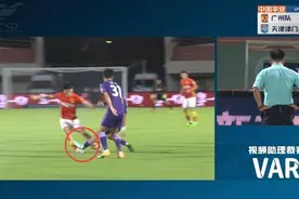 11分钟2次暴力犯规！郑智暴怒，主裁判忍无可忍，20岁小将染红图片