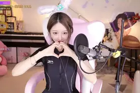 林七七泳装出镜却遭质疑，当场取出胸垫自证清白，大秀无死角身材图片