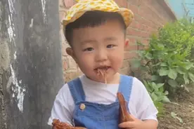 多肉小盆友：2岁萌娃靠“遛鸭”走红网络，吸粉300万，有何魅力？图片