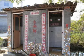 厕所门口挂一对联，上联：“来人不蹲就站”，下联一出堪称绝妙图片