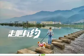 退休女教师单人单车在路上，美景应接不暇，忙得忘记了孤单图片